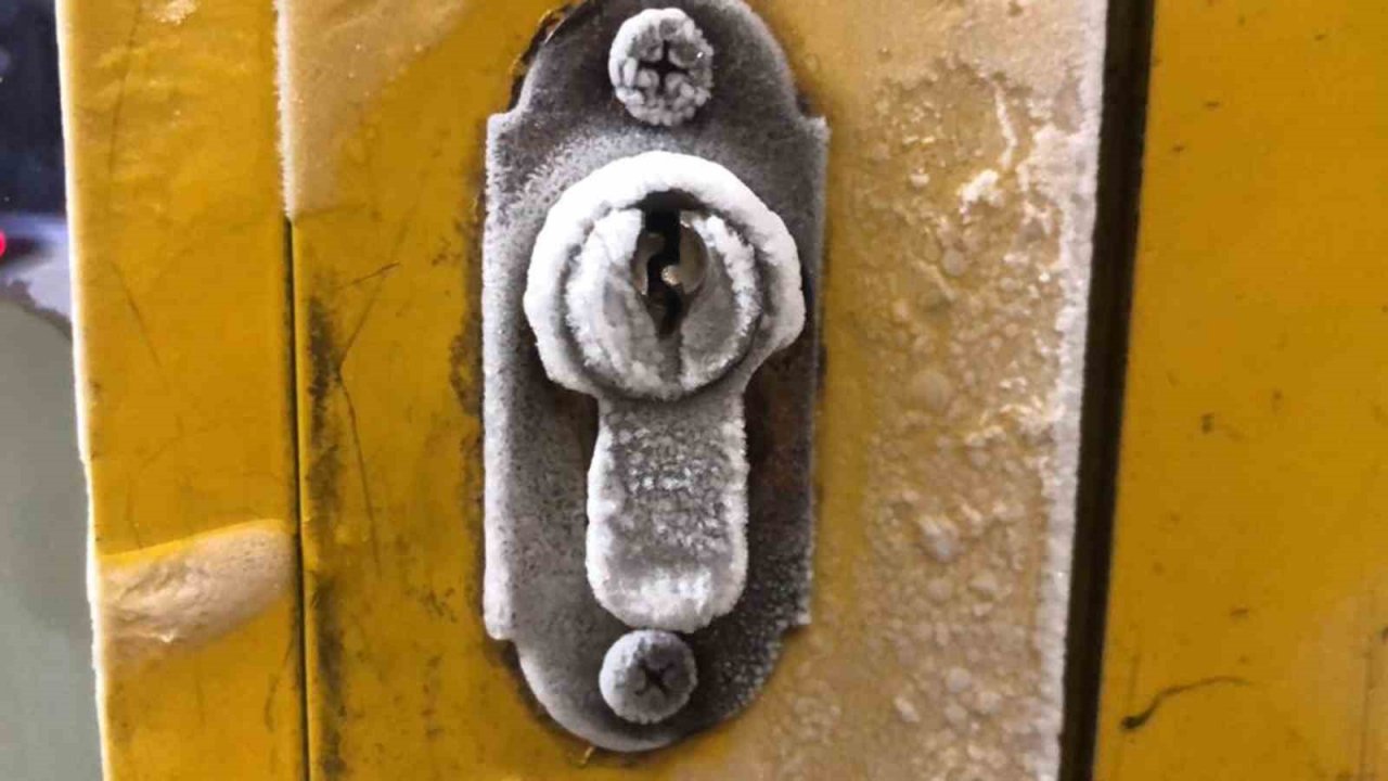 Kars eksi 22’yi gördü, her taraf buz tuttu