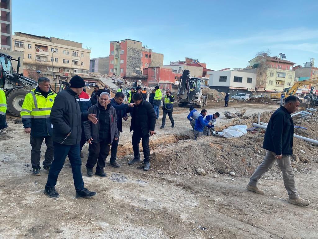 Kayseri Büyükşehir’in afet bölgesinde bir ilk olacak konteyner çarşı yapımı tüm hızıyla sürüyor