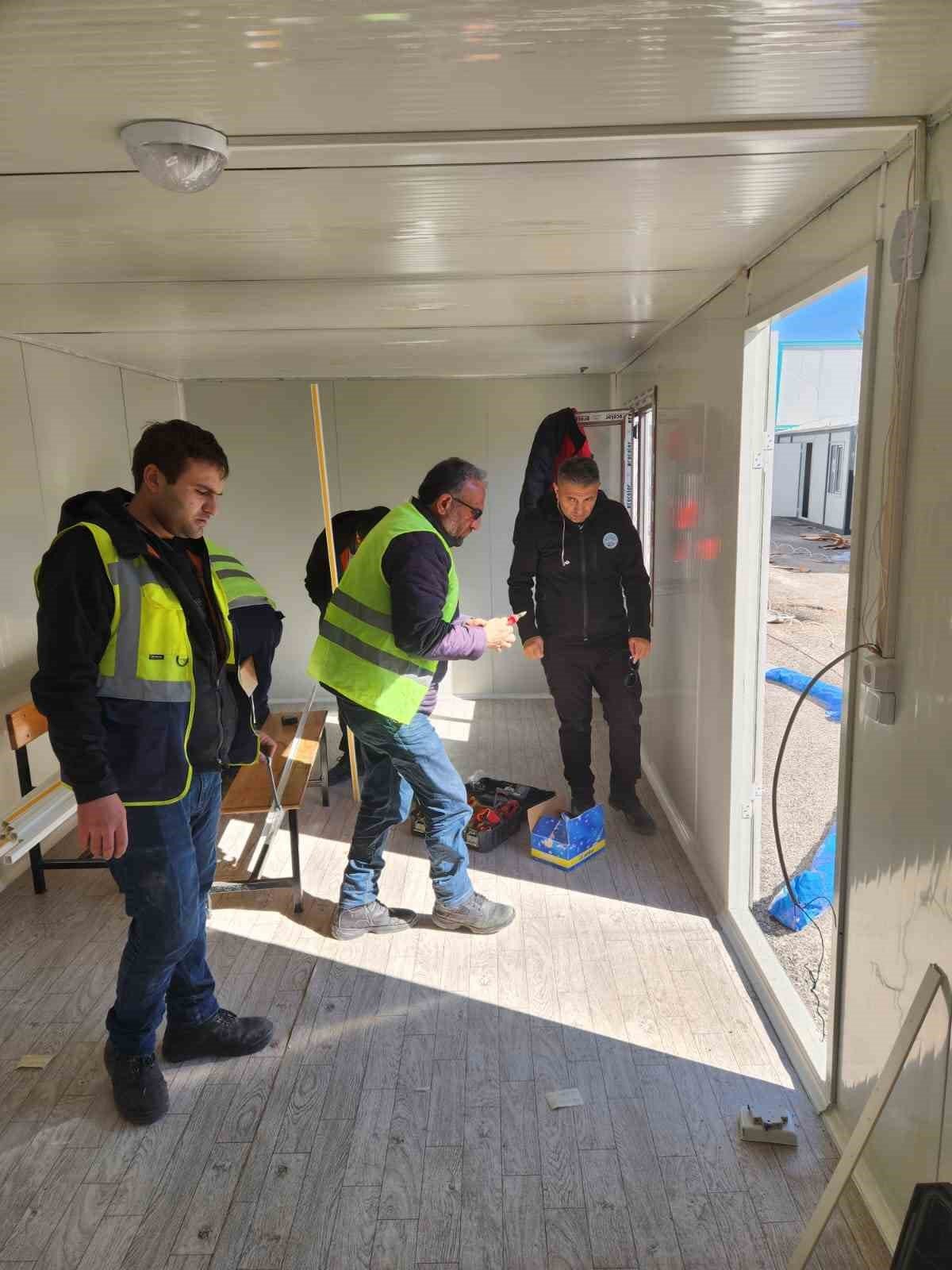 Kayseri Büyükşehir’in afet bölgesinde bir ilk olacak konteyner çarşı yapımı tüm hızıyla sürüyor