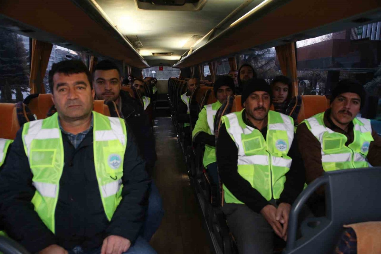 Büyükşehir’den deprem bölgesine sabahın ilk ışıklarında 14 kişilik ekip sevk edildi