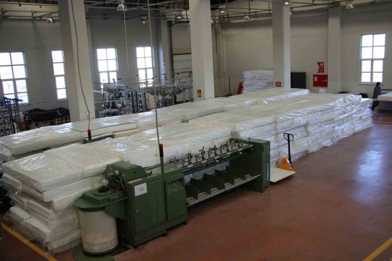 Türkiye’de ilk defa yatak üreten meslek lisesi depremzedelere yatak üretiyor