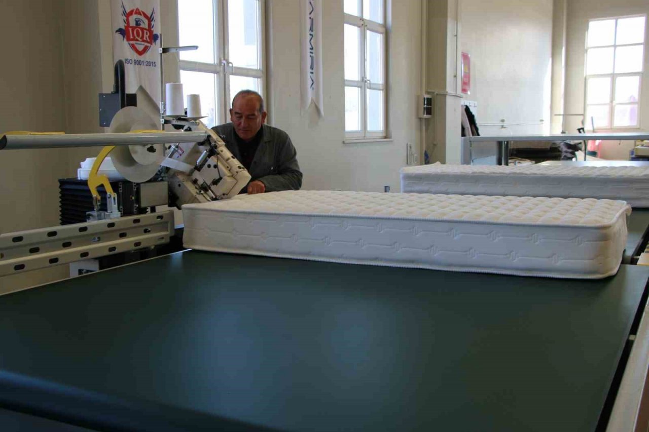 Türkiye’de ilk defa yatak üreten meslek lisesi depremzedelere yatak üretiyor
