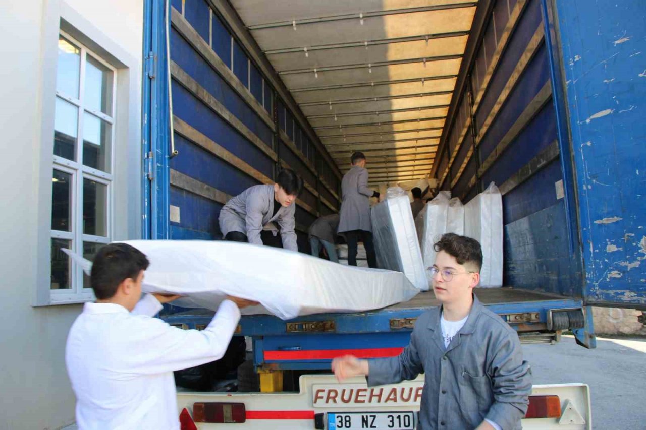 Türkiye’de ilk defa yatak üreten meslek lisesi depremzedelere yatak üretiyor