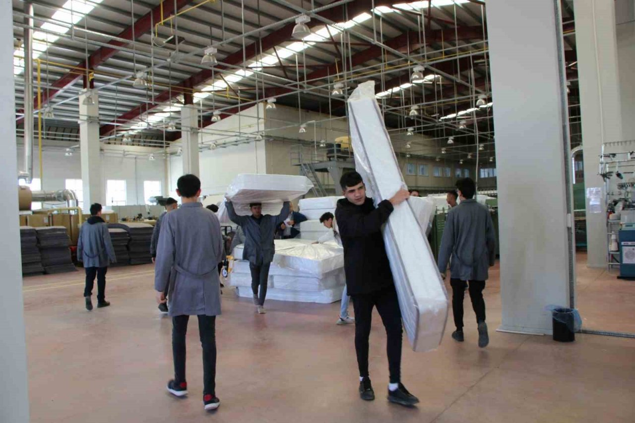 Türkiye’de ilk defa yatak üreten meslek lisesi depremzedelere yatak üretiyor