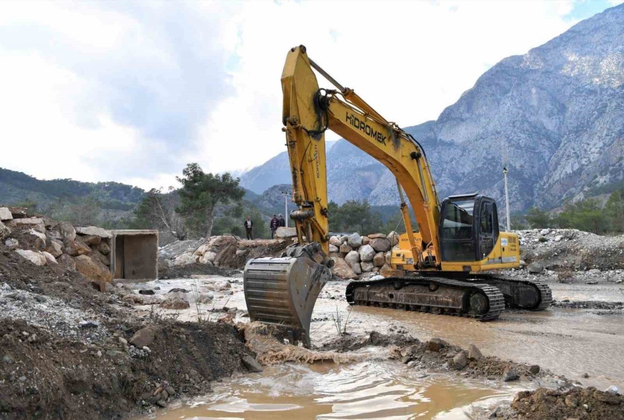 Konyaaltı’nda sel sularının yıktığı köprüler onarıldı
