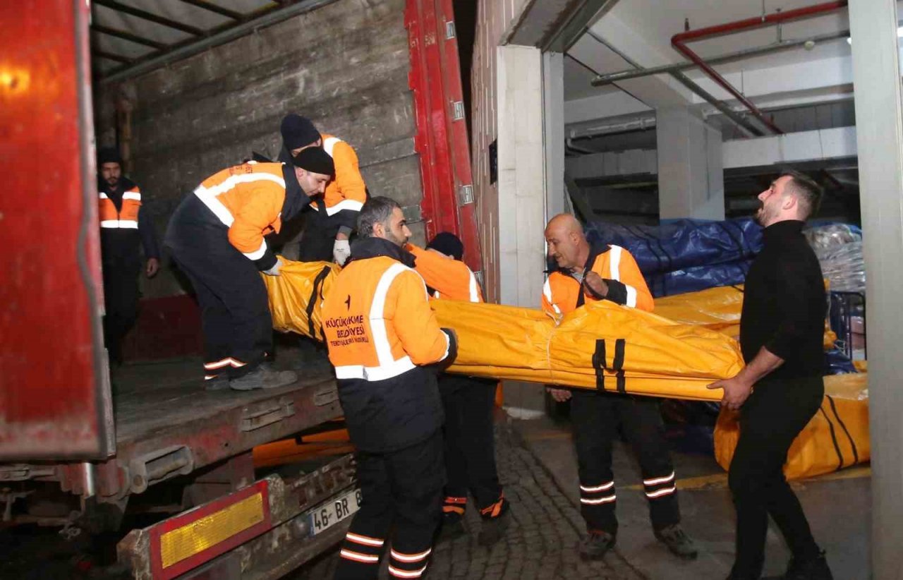 Küçükçekmece Belediyesinden deprem seferberliği: Bölgeye yardımlar sürüyor