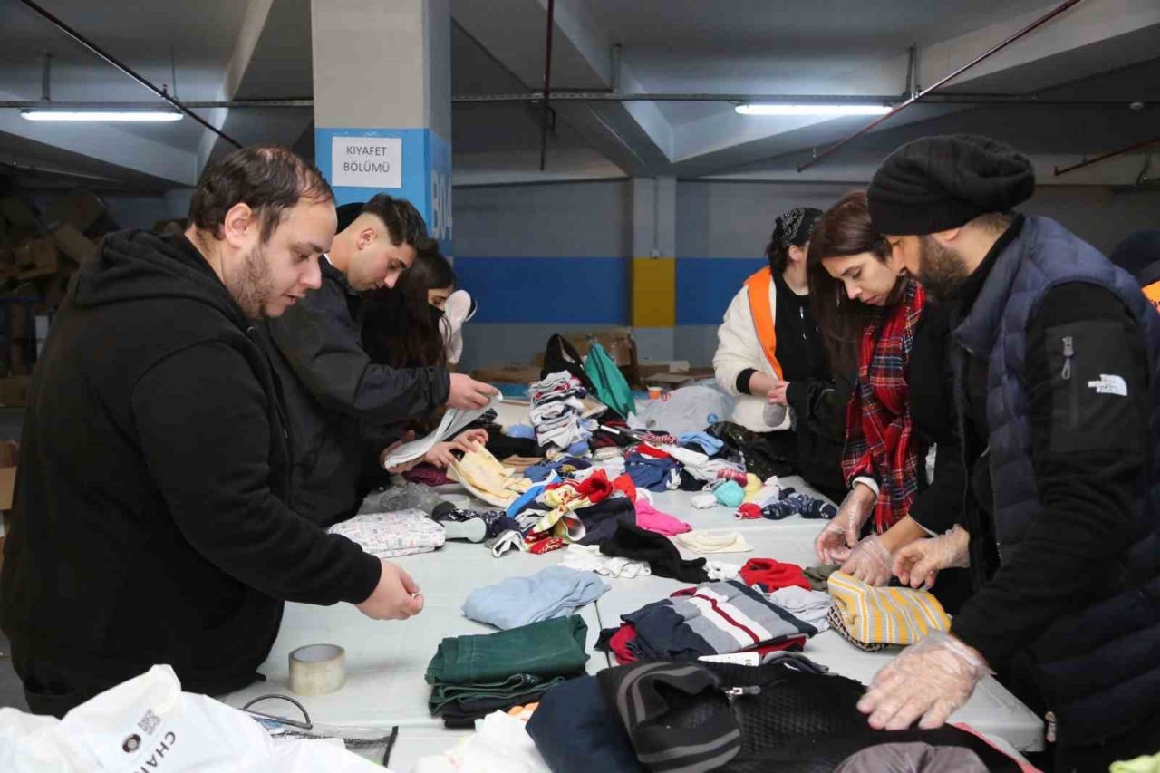 Küçükçekmece Belediyesinden deprem seferberliği: Bölgeye yardımlar sürüyor