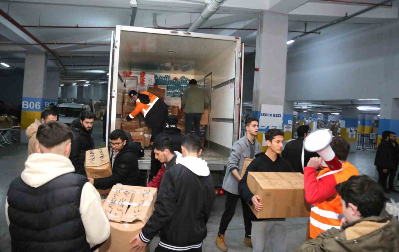 Küçükçekmece Belediyesinden deprem seferberliği: Bölgeye yardımlar sürüyor