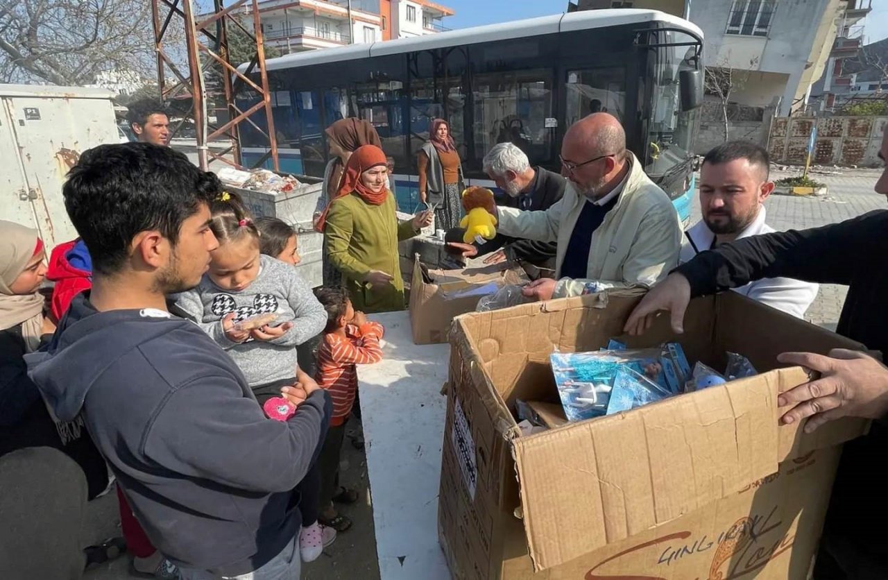 AK Parti çadır kentlerdeki çocukları sevindiriyor