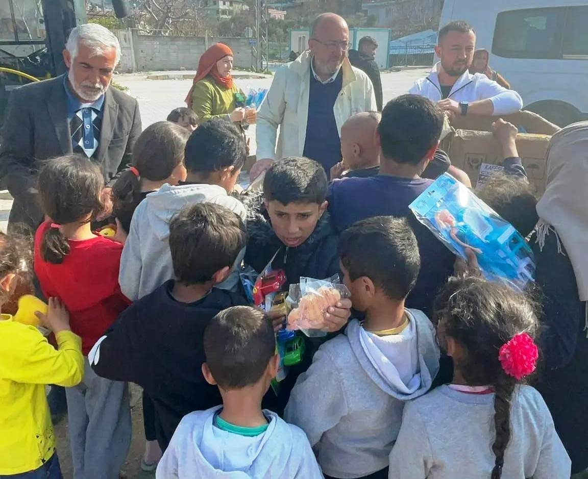 AK Parti çadır kentlerdeki çocukları sevindiriyor