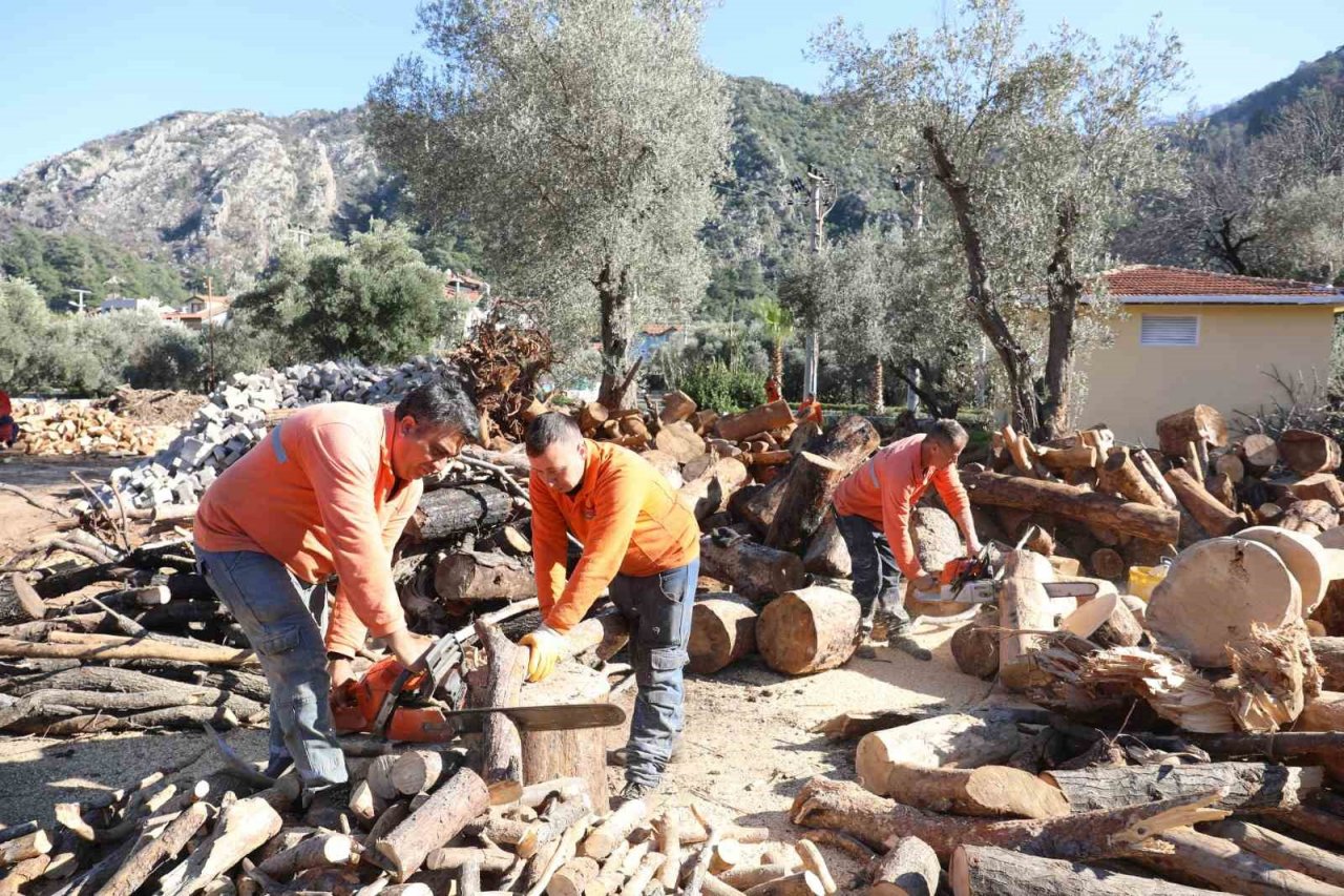 Marmaris depremzedelerin yanında olmaya devam ediyor