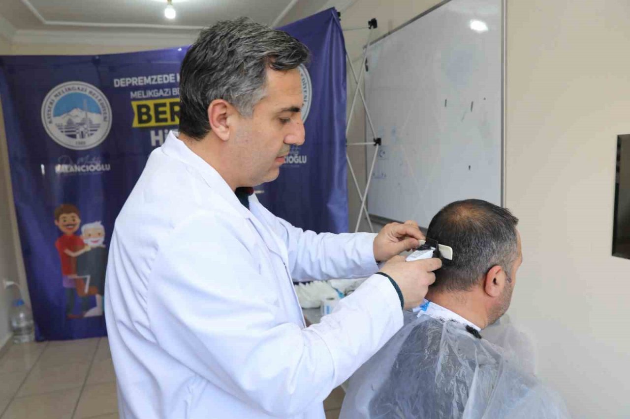 Melikgazi’den yurtlarda kalan depremzedelere berber hizmeti