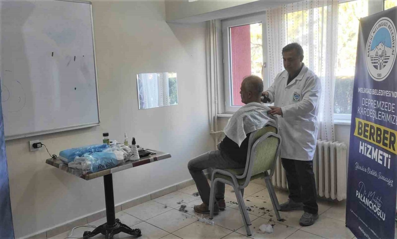 Melikgazi’den yurtlarda kalan depremzedelere berber hizmeti