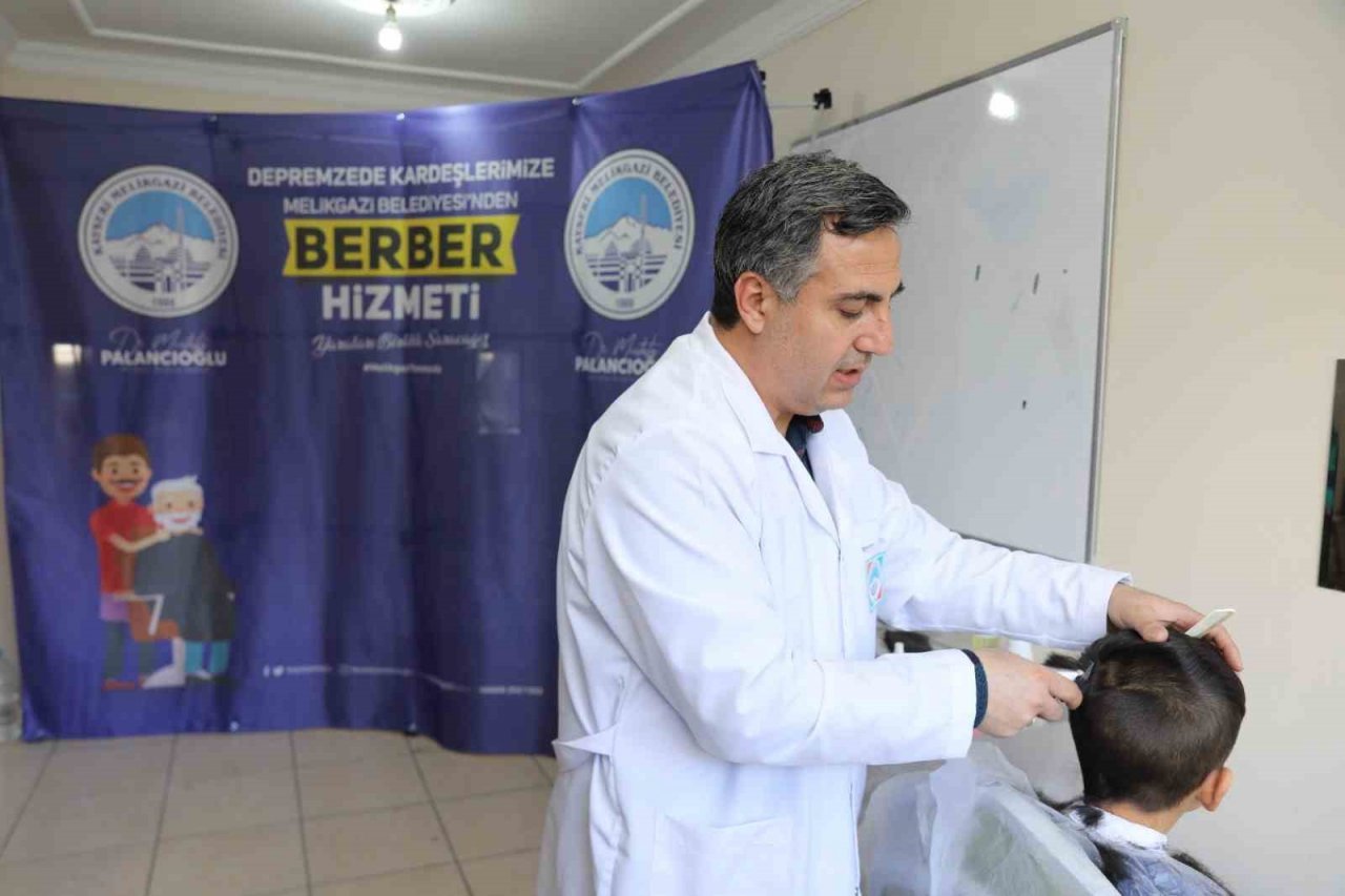 Melikgazi’den yurtlarda kalan depremzedelere berber hizmeti