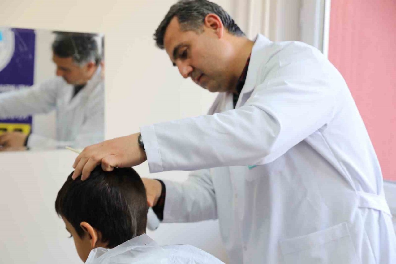 Melikgazi’den yurtlarda kalan depremzedelere berber hizmeti