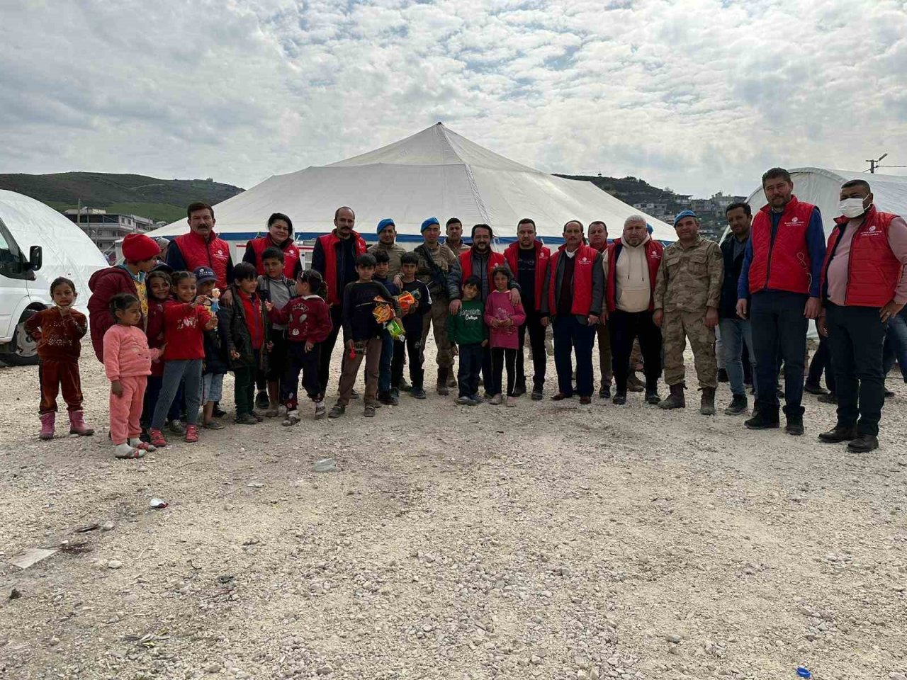 Denizli MHP deprem bölgesine çıkarma yaptı