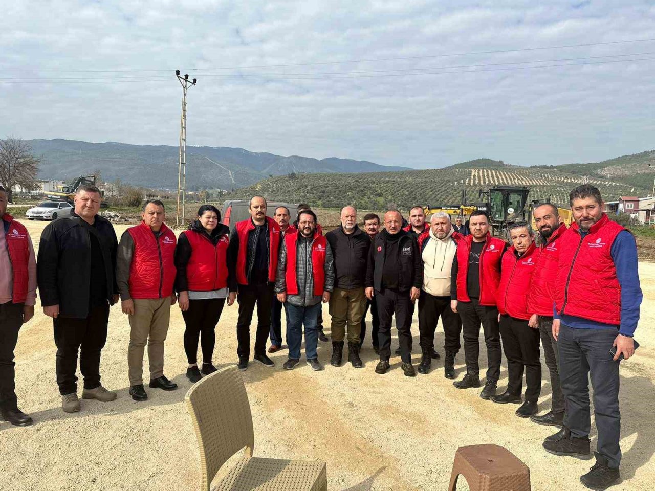 Denizli MHP deprem bölgesine çıkarma yaptı