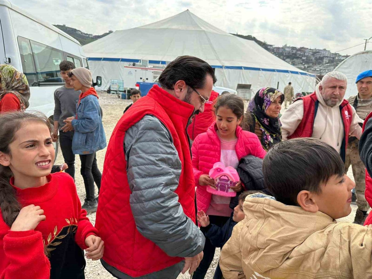 Denizli MHP deprem bölgesine çıkarma yaptı