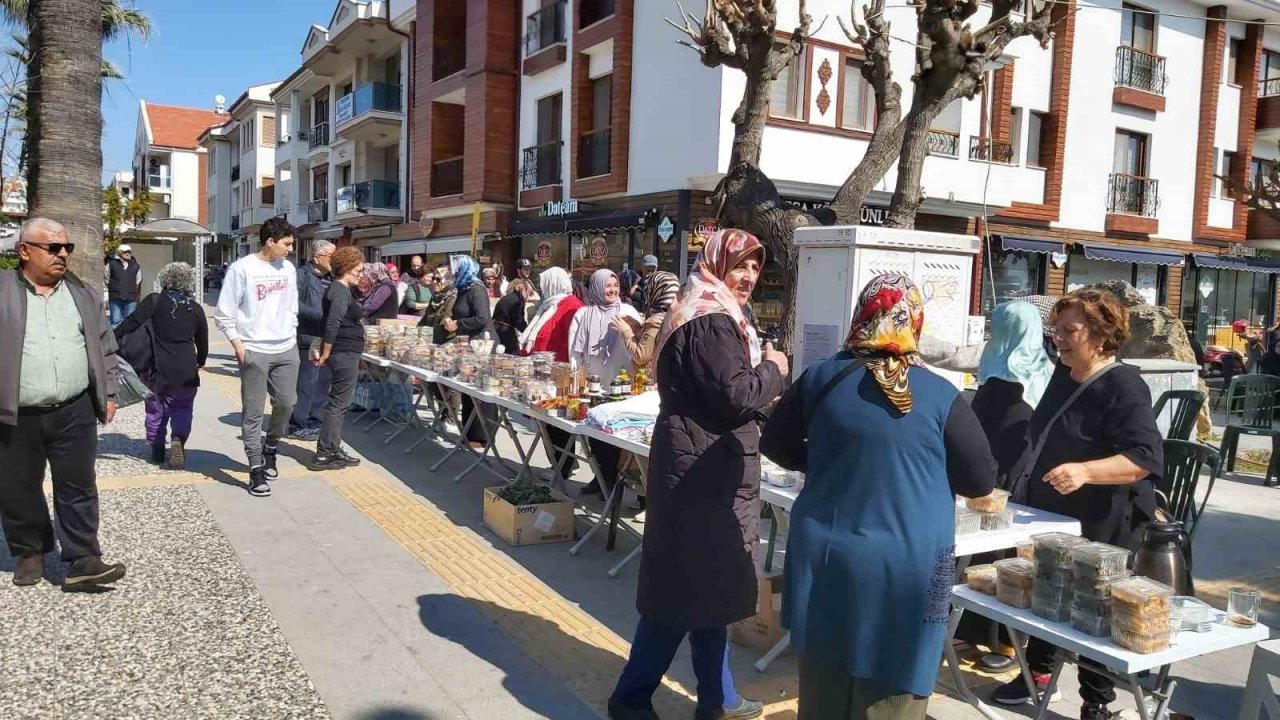 Datçalı kadınlar depremzedeler için hayır panayırı düzenledi