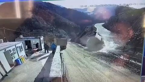 Freni patlayan kamyondan yaptığı manevra ile kurtuldu