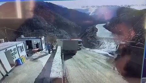 Freni patlayan kamyondan yaptığı manevra ile kurtuldu