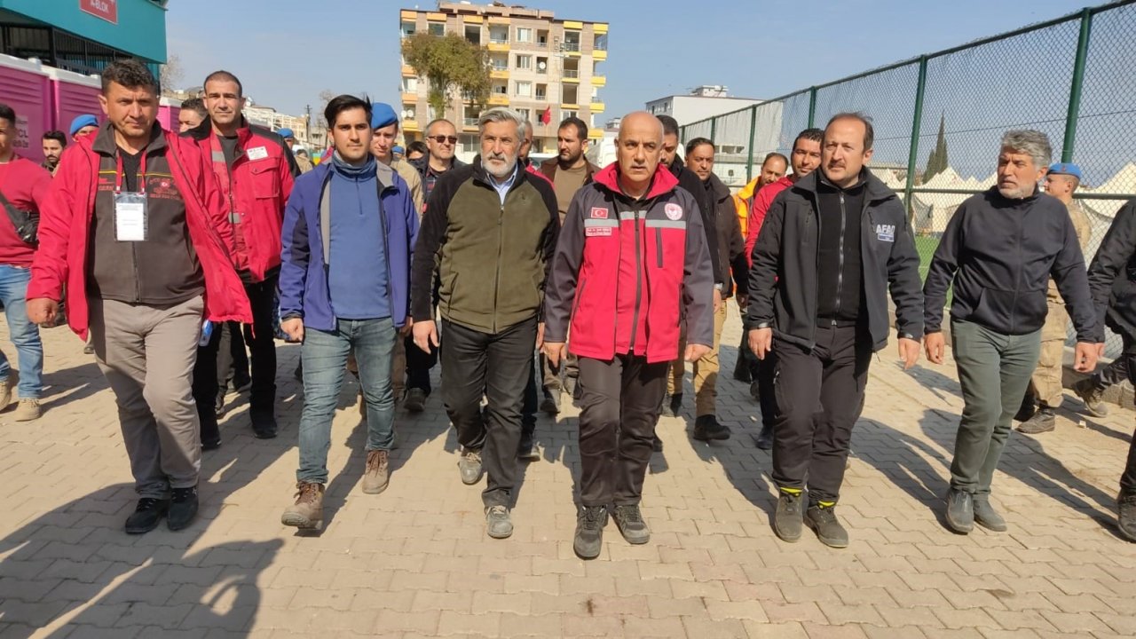 Bakan Kirişci, çadırda kalan çocuklara oyuncak dağıttı