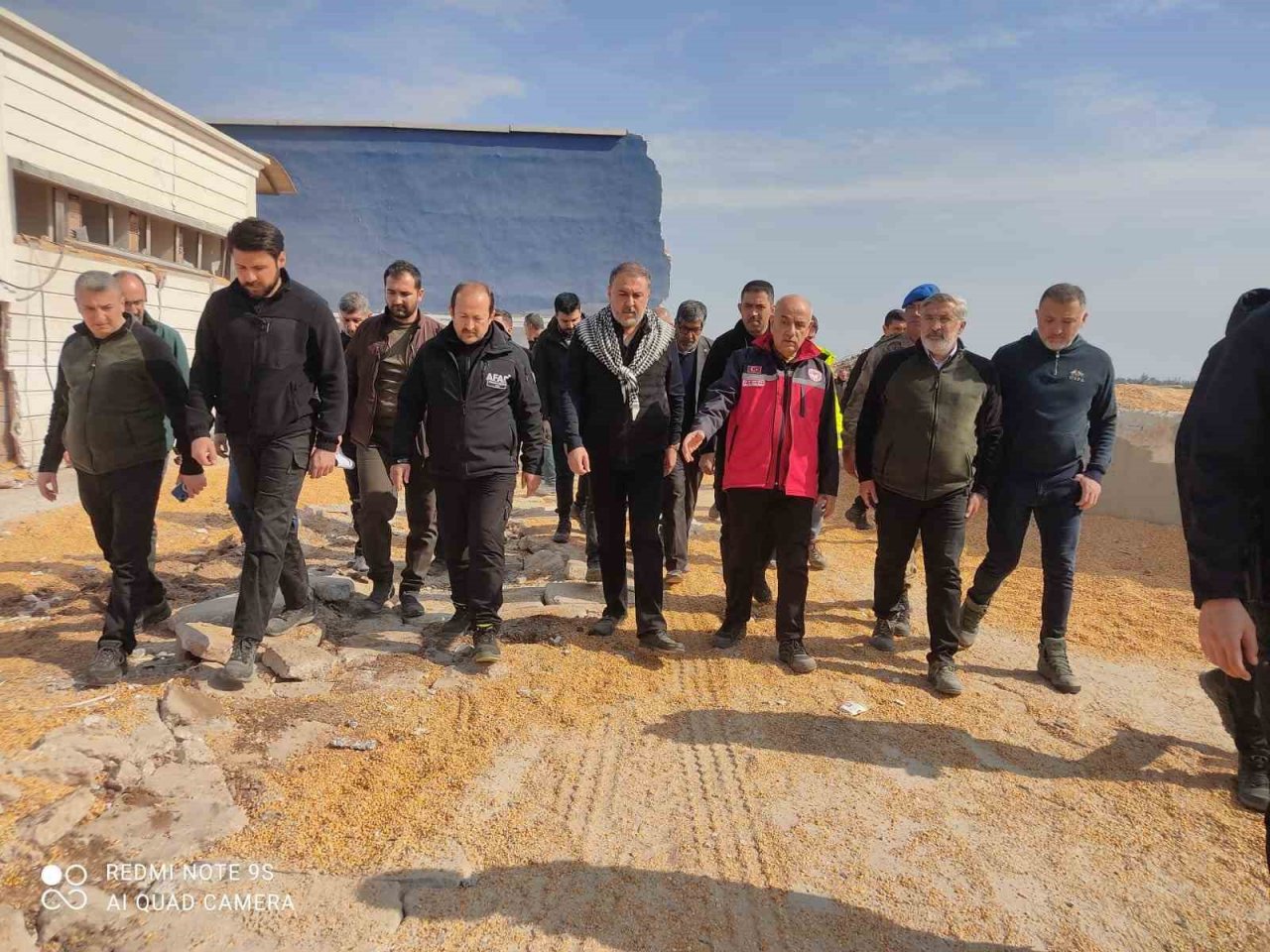 Bakan Kirişci, çadırda kalan çocuklara oyuncak dağıttı