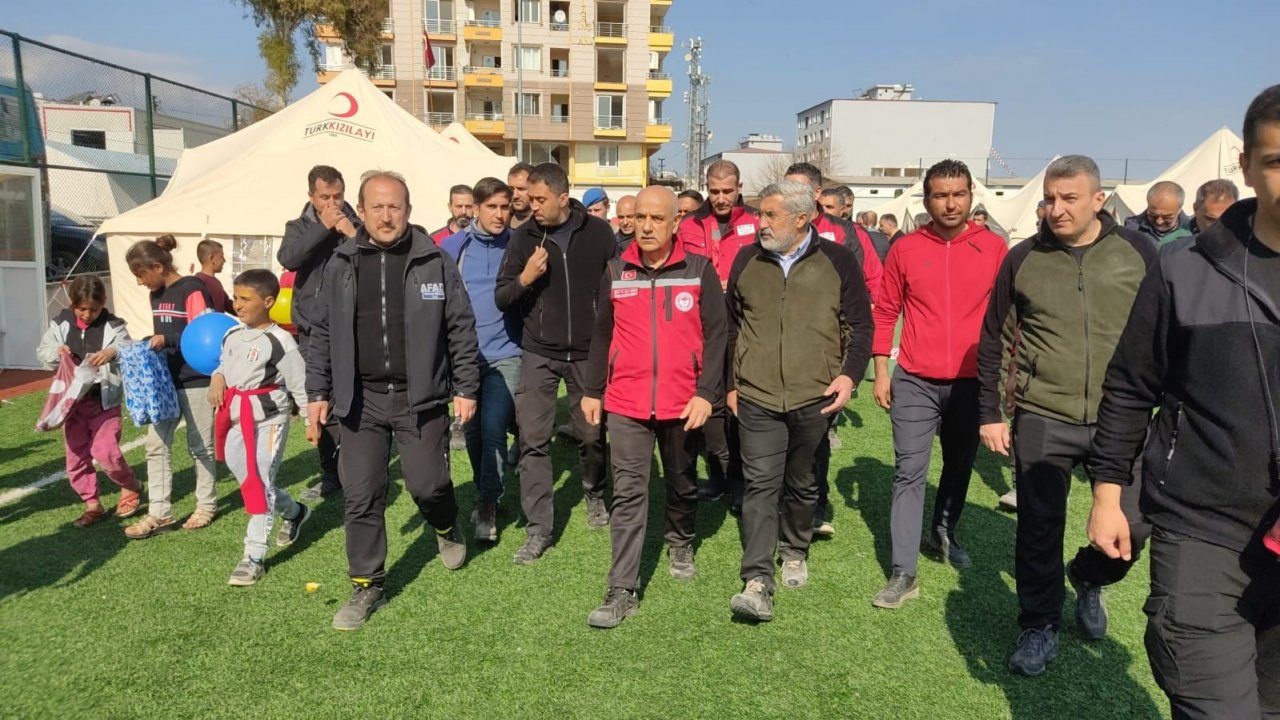 Bakan Kirişci, çadırda kalan çocuklara oyuncak dağıttı