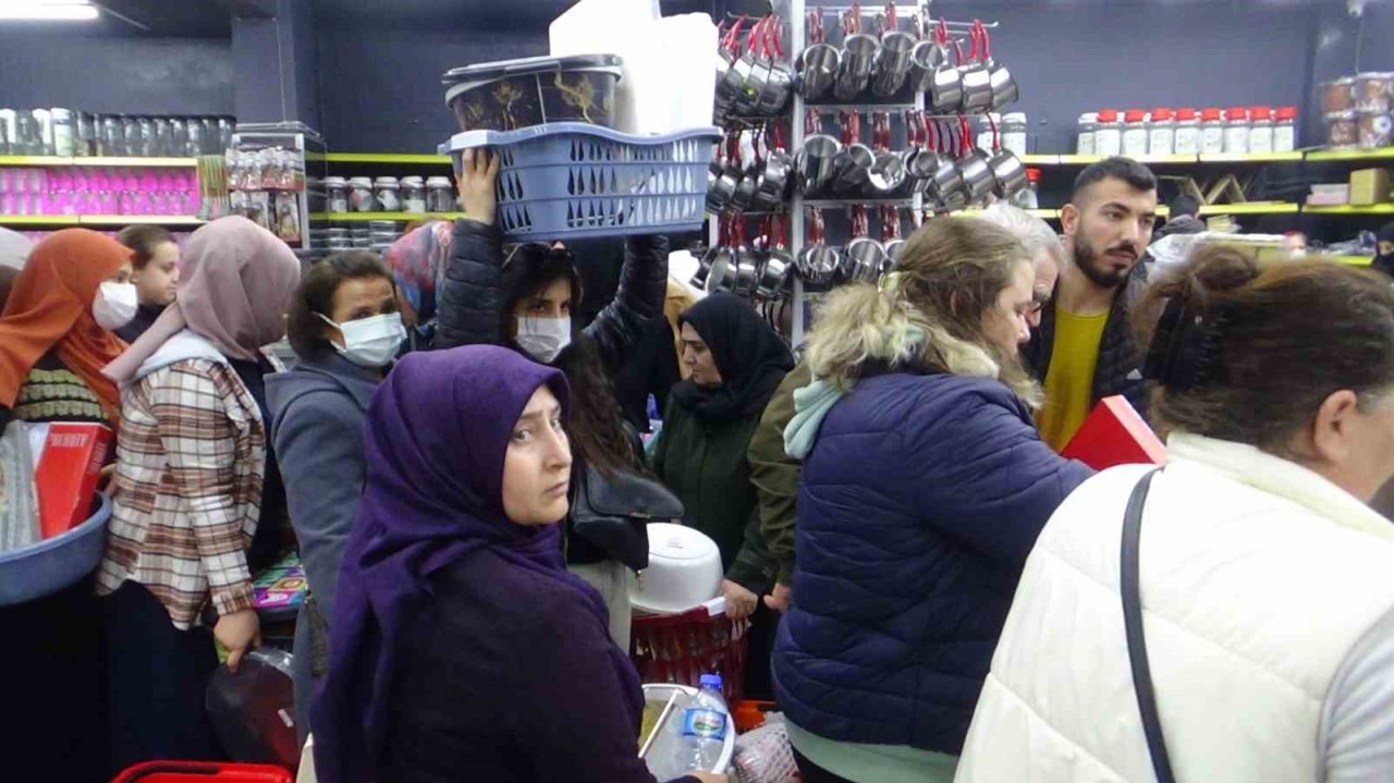 Tekirdağ’da indirim izdihamı, kapıları zor tuttular