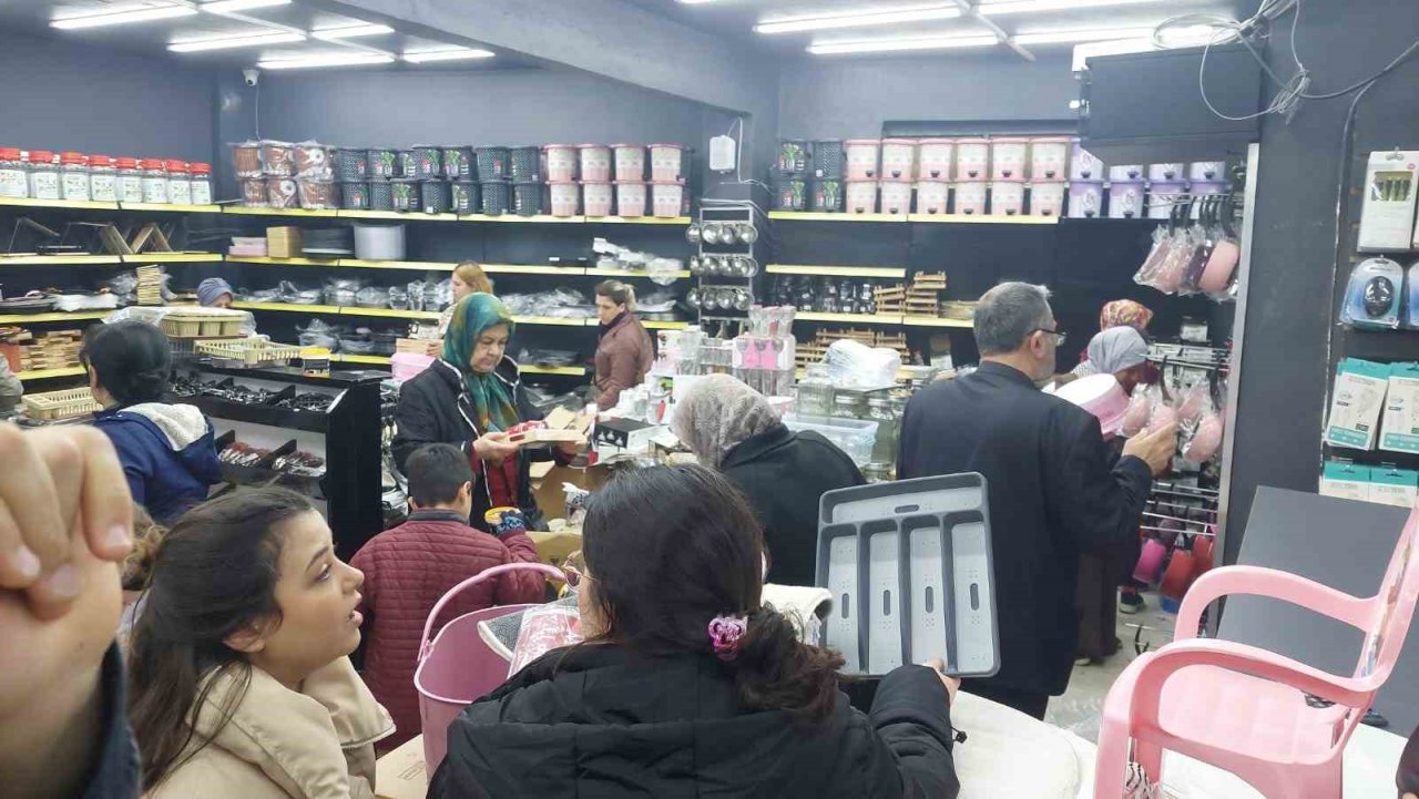 Tekirdağ’da indirim izdihamı, kapıları zor tuttular