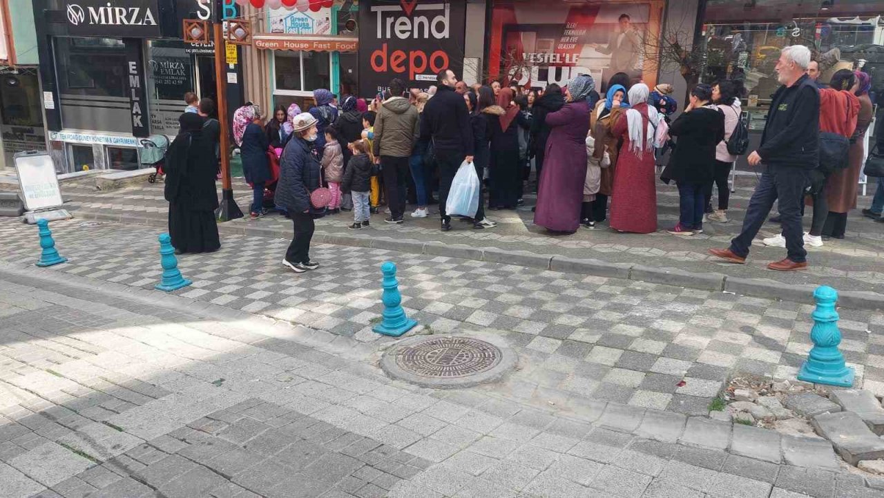 Tekirdağ’da indirim izdihamı, kapıları zor tuttular