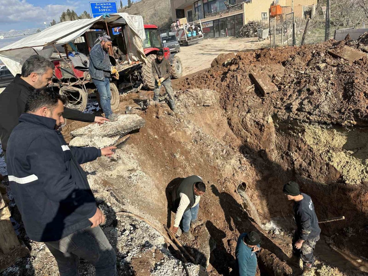 Depremin vurduğu Gölbaşı’nda depolara su verildi