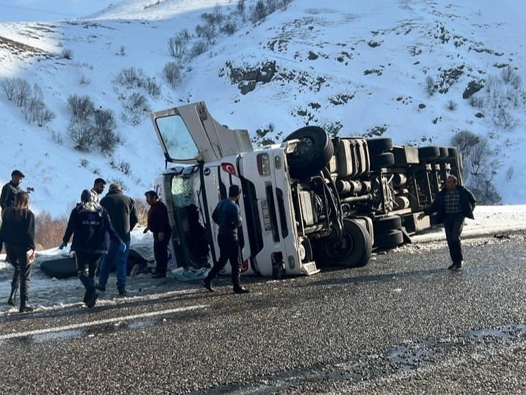 Ağrı’da lastiği patlayan tır devrildi: 2 yaralı