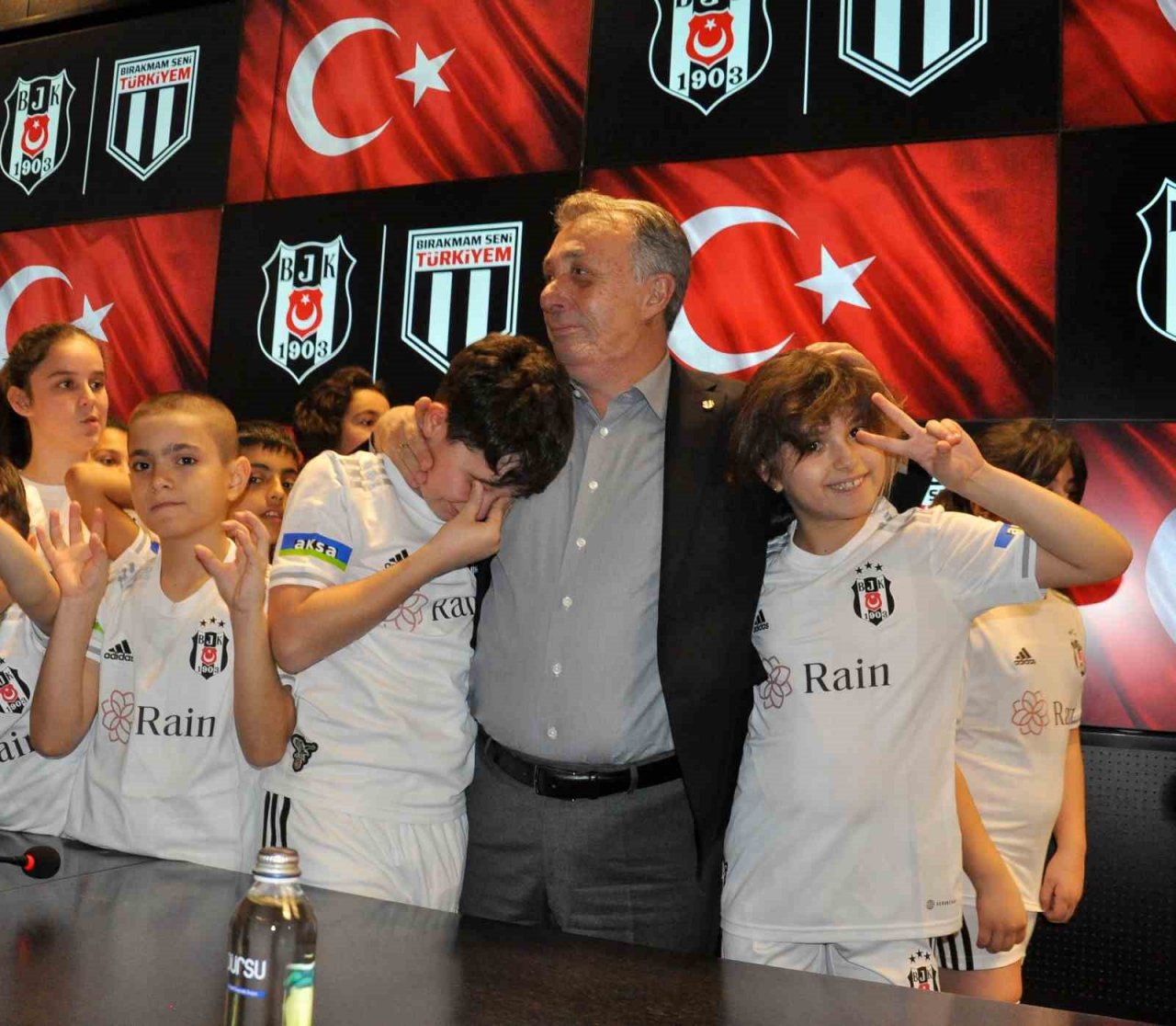 Ahmet Nur Çebi, depremzede çocuklarla buluştu