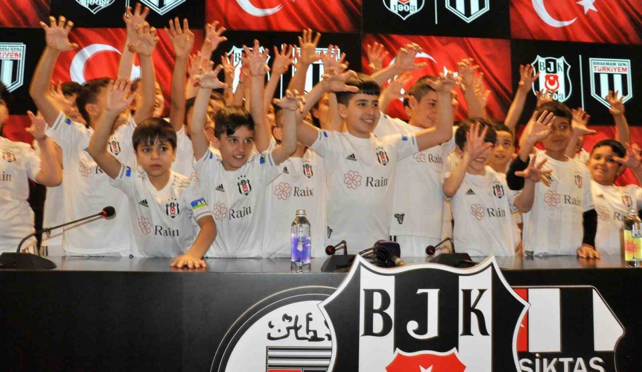 Ahmet Nur Çebi, depremzede çocuklarla buluştu