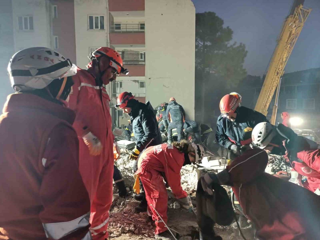 İtfaiyeci kadınlar enkazda iş başında