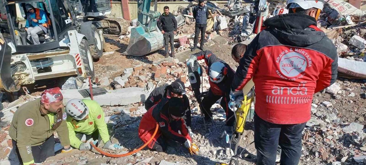 İtfaiyeci kadınlar enkazda iş başında