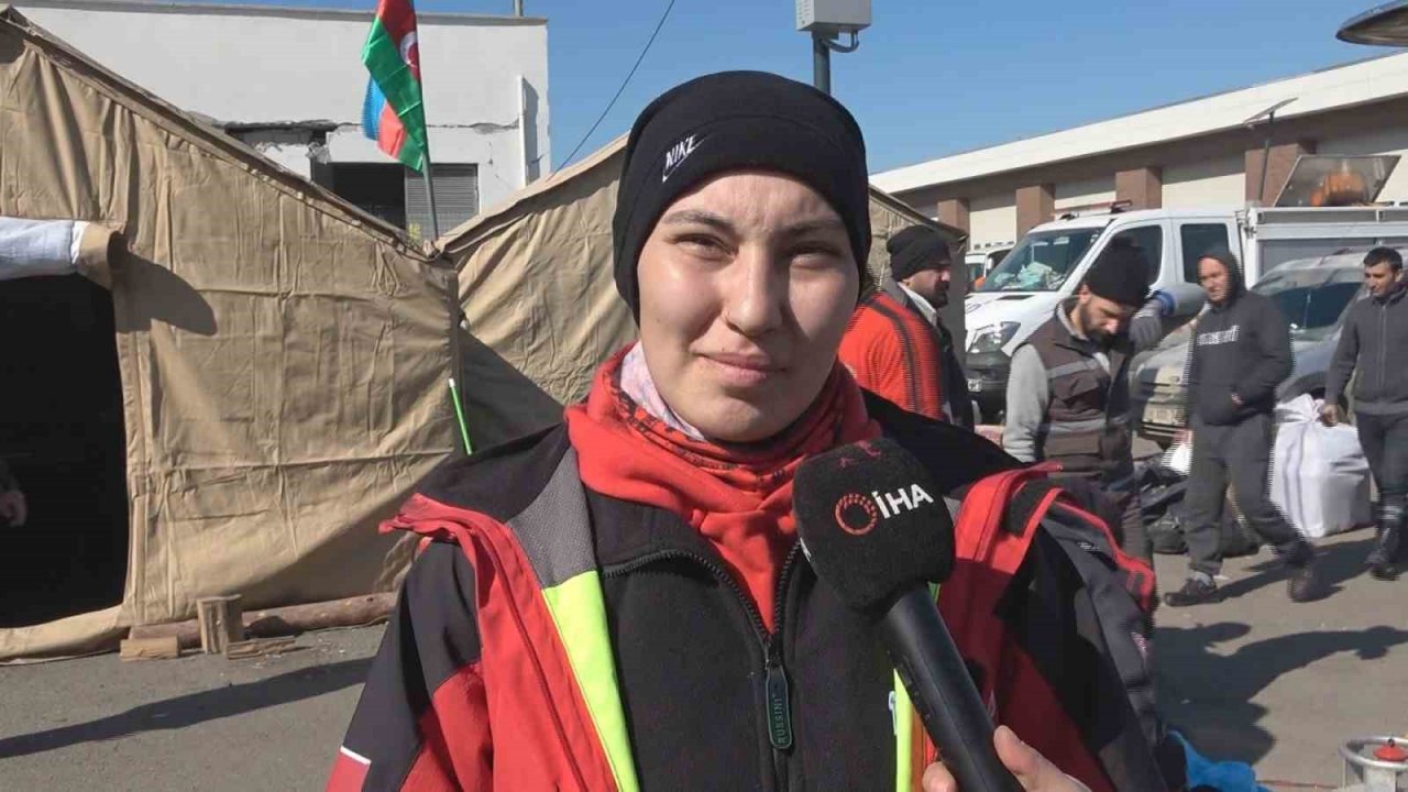 İtfaiyeci kadınlar enkazda iş başında