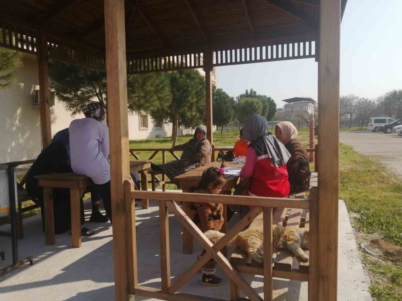 Kırmızı Yelekliler, depremzedeleri yalnız bırakmıyor