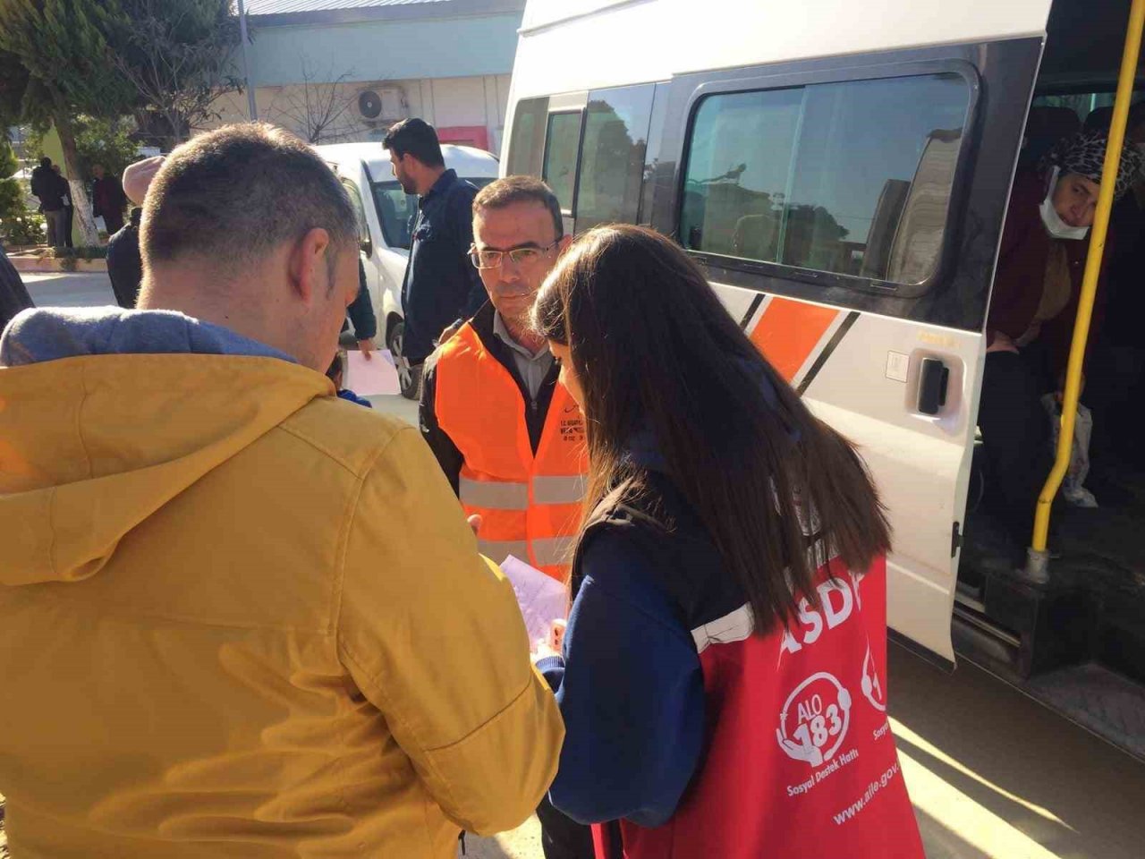 Kırmızı Yelekliler, depremzedeleri yalnız bırakmıyor