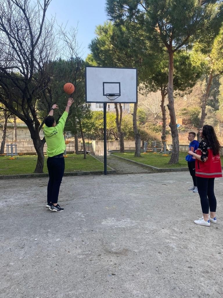 Kırmızı Yelekliler, depremzedeleri yalnız bırakmıyor