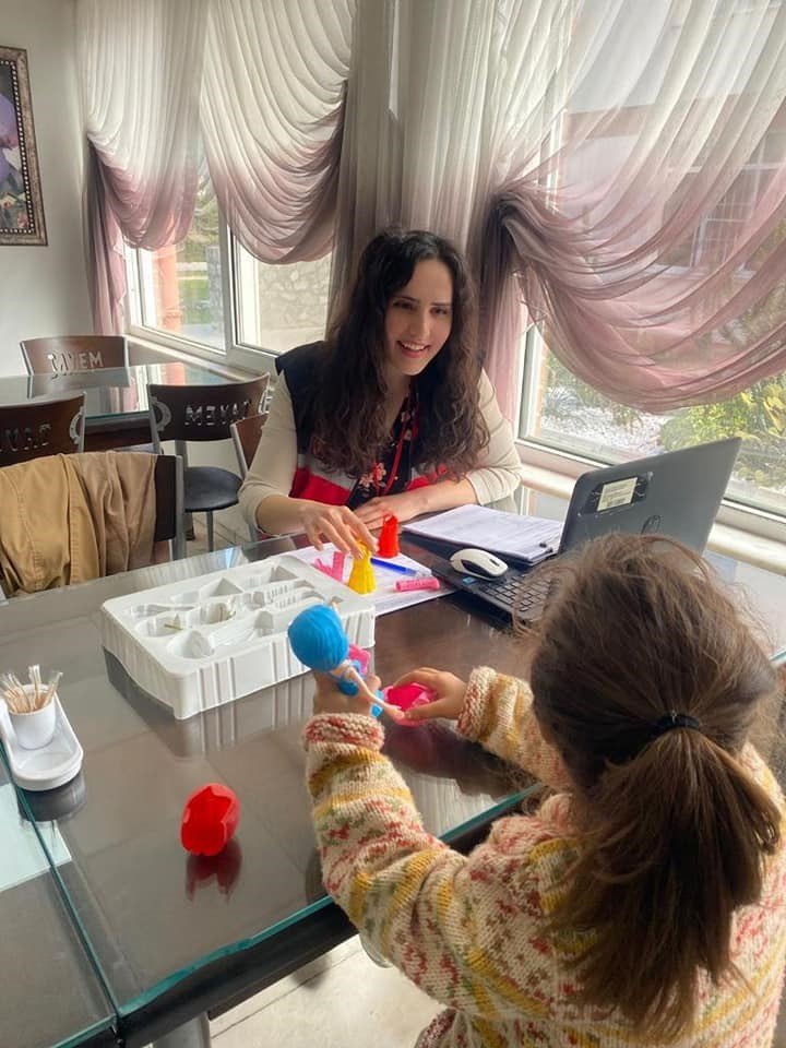 Kırmızı Yelekliler, depremzedeleri yalnız bırakmıyor