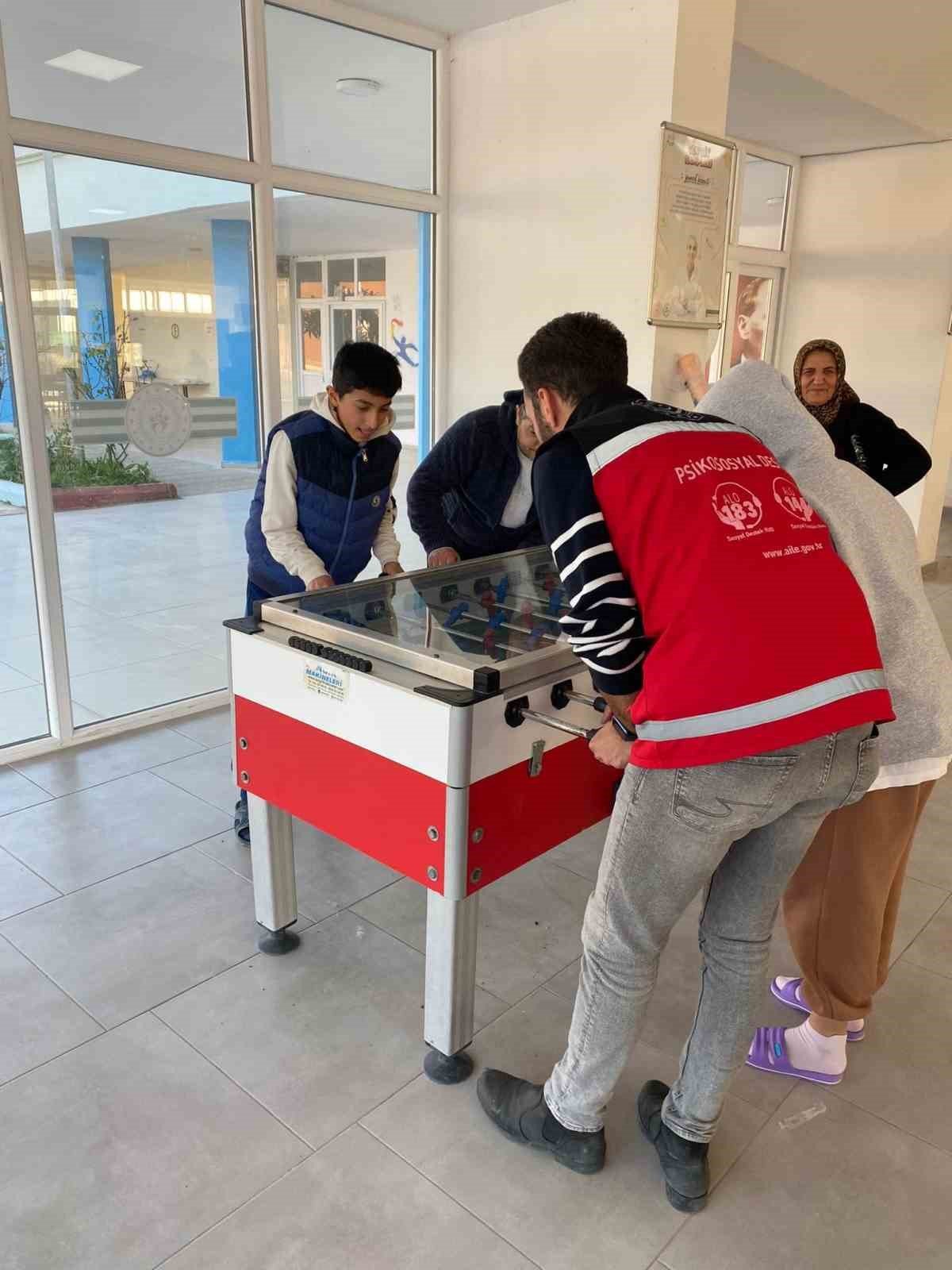 Kırmızı Yelekliler, depremzedeleri yalnız bırakmıyor