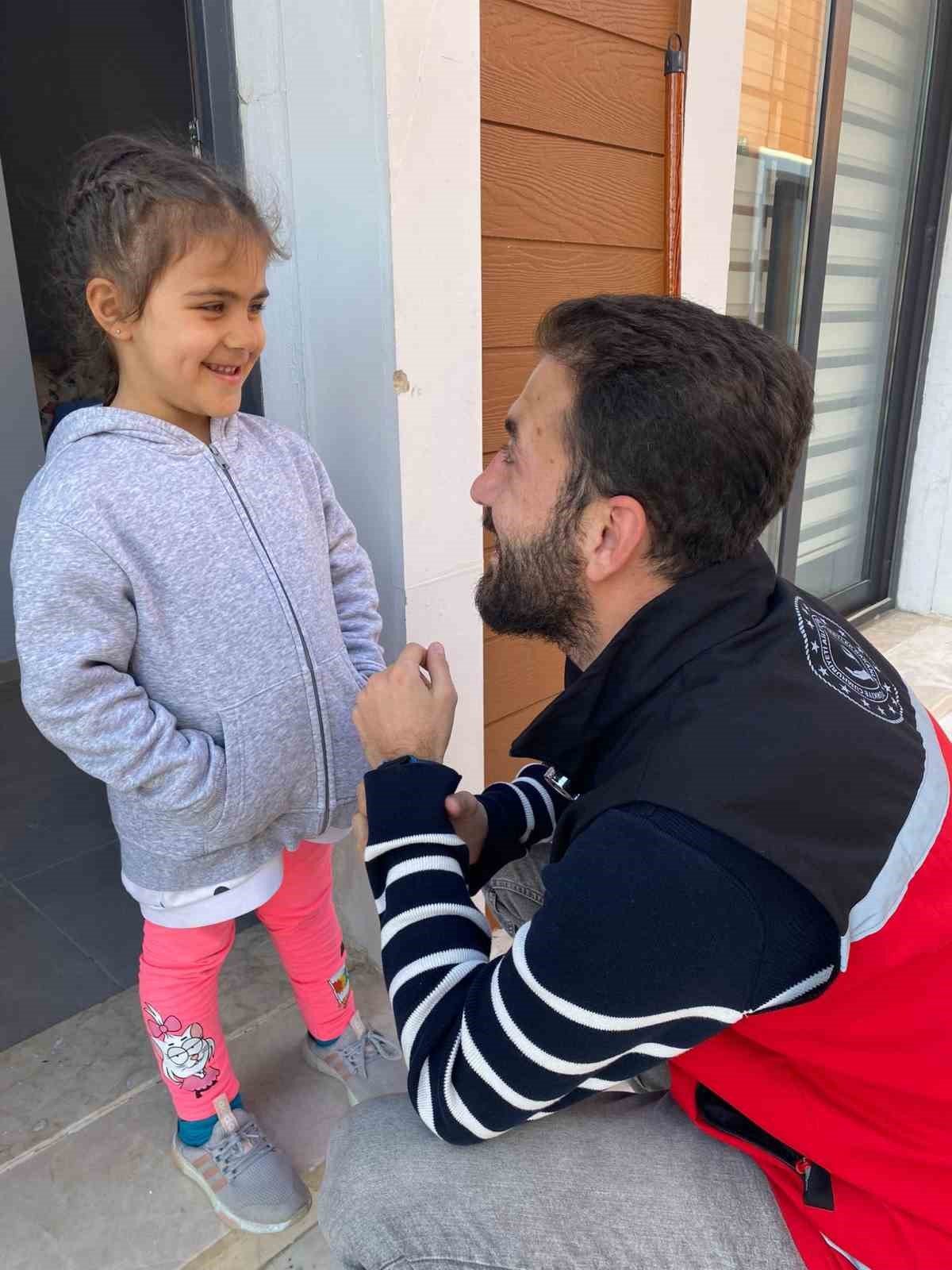 Kırmızı Yelekliler, depremzedeleri yalnız bırakmıyor