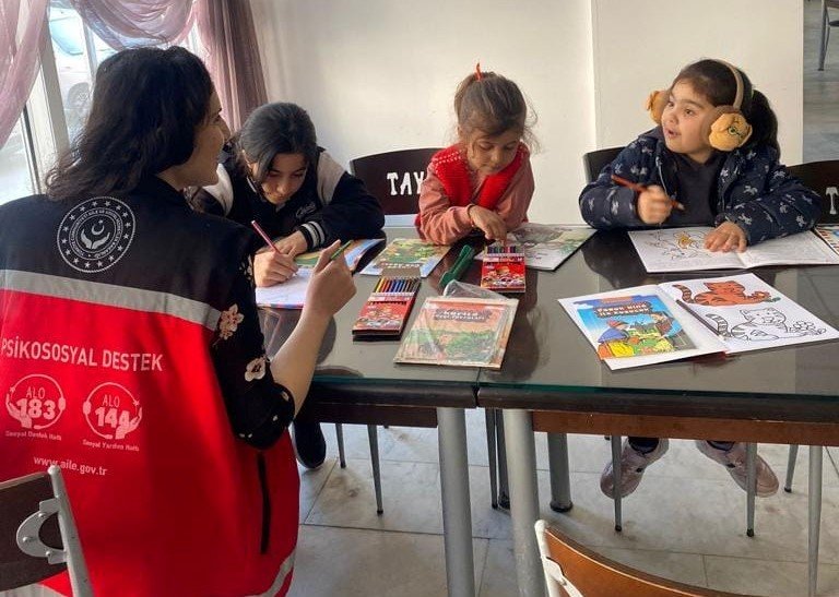 Kırmızı Yelekliler, depremzedeleri yalnız bırakmıyor