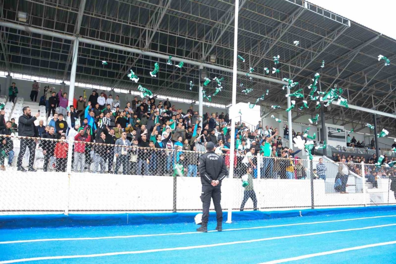 Bu kez depremzedeler için sahaya çıktılar