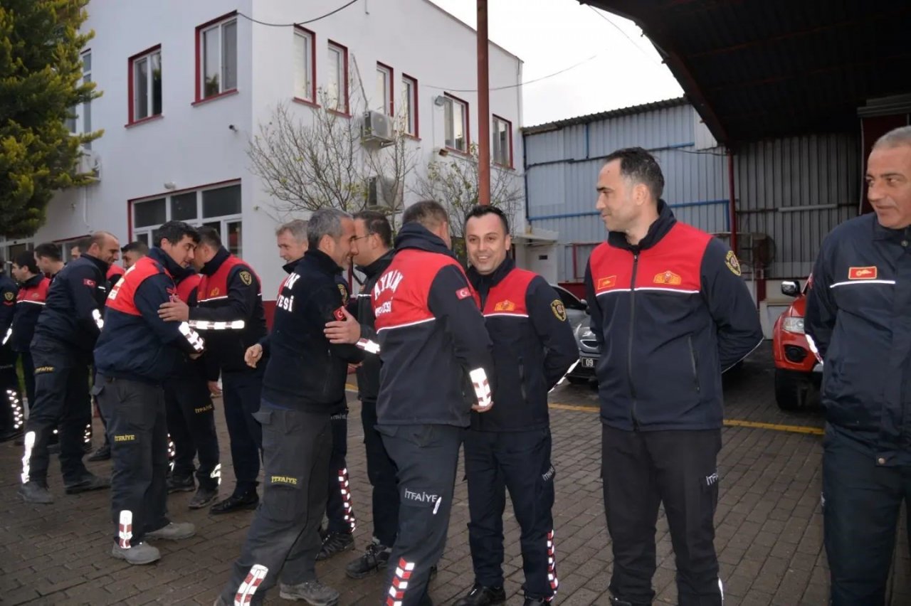 Aydın’a dönen arama kurtarma ekibi çiçeklerle karşılandı