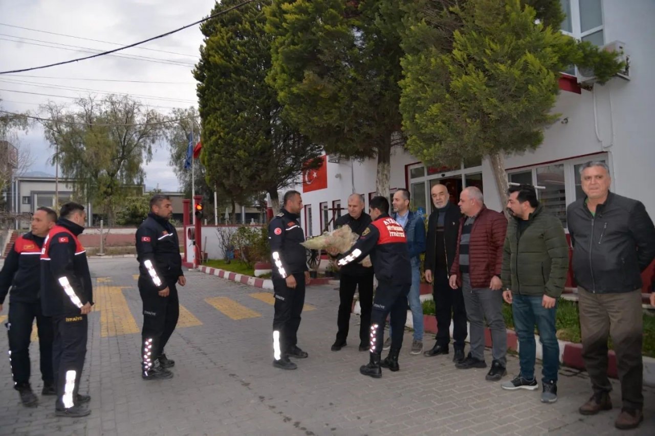 Aydın’a dönen arama kurtarma ekibi çiçeklerle karşılandı