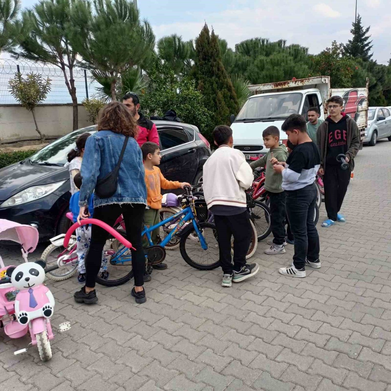 Depremzede çocukların yüzünü güldürdüler