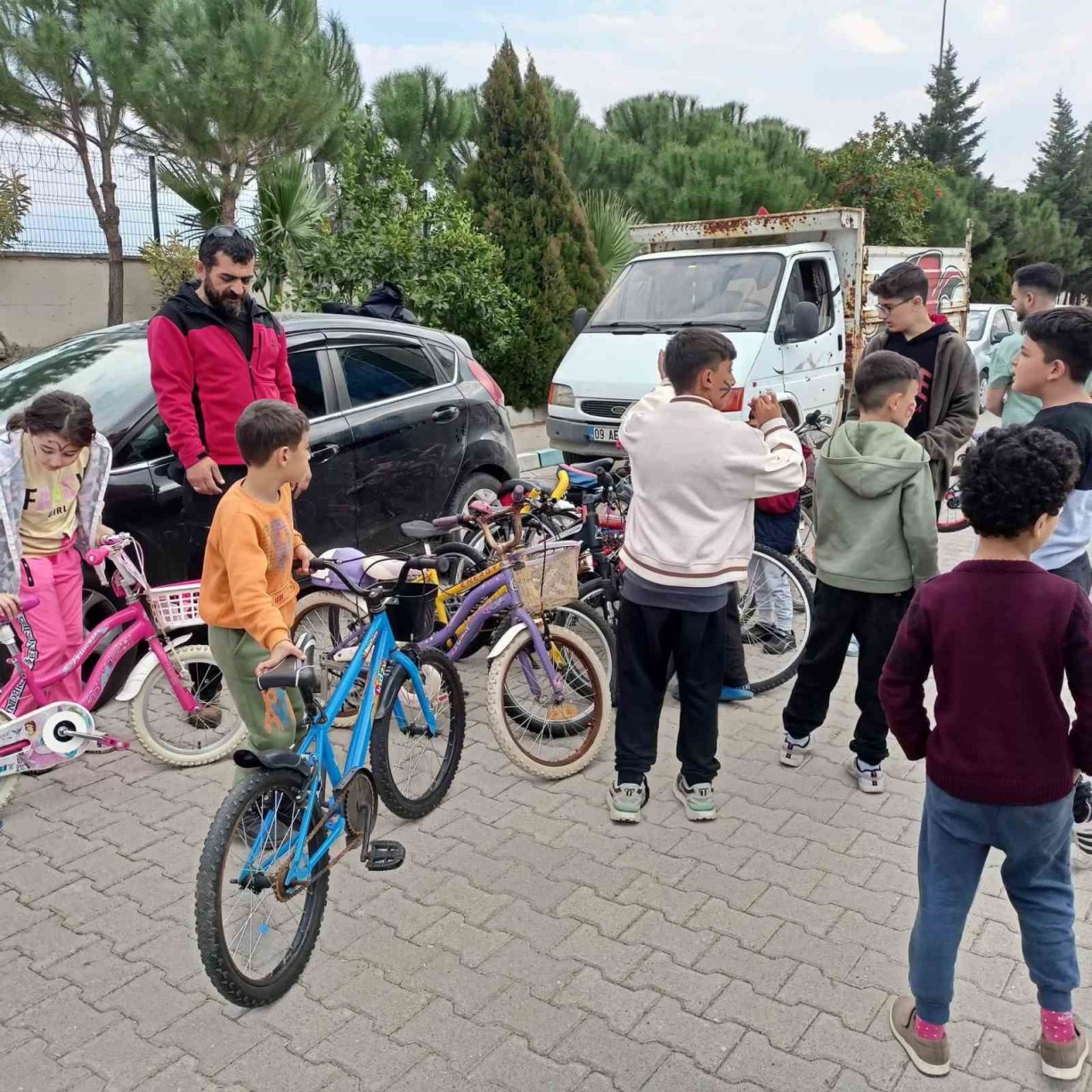 Depremzede çocukların yüzünü güldürdüler